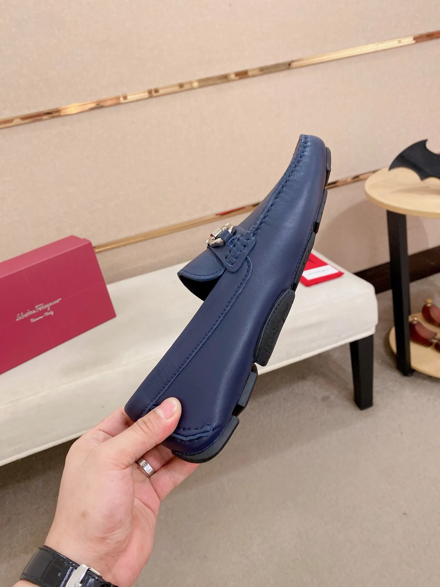 Men's shoes💰: 540💰High-end quality! Ferragamo🆕🆕Exclusive hot-selling products in stock🔥🔥New products on the shelves, high-quality Ferragamo men's pea shoes, high-end casual driving shoes, with complete packaging! 💪 💪 Material: imported first-layer pebbled cowhide 🐂 + imported high-quality water-dyed cowhide lining + wear-resistant outsole 👍🏻👍🏻 Features: high-end and comfortable, purely handmade 🚀 🚀 Create the perfect shoe that suits you best 🔥 🔥 Size: (38-44) 45 standard size can be customized!
